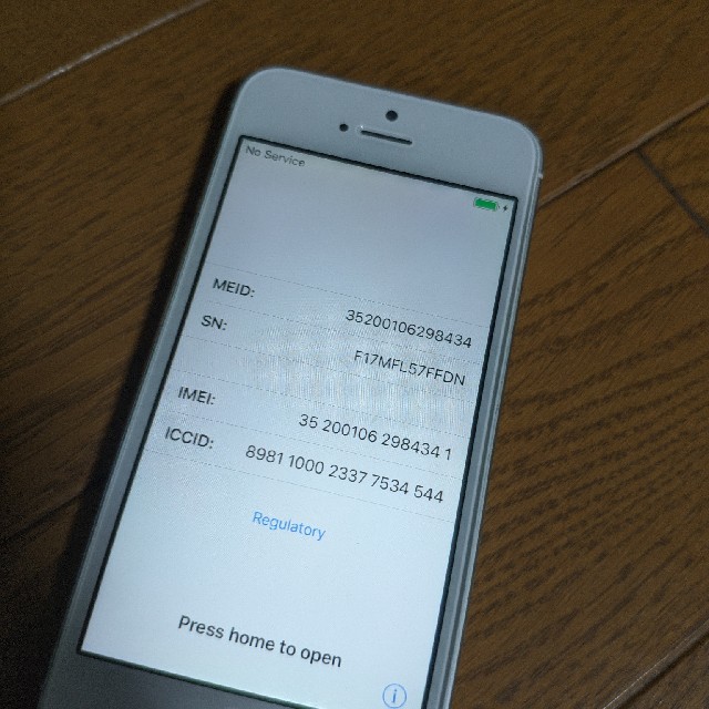 iPhone(アイフォーン)のdocomo iPhone5s 16GB シルバージャンク スマホ/家電/カメラのスマートフォン/携帯電話(スマートフォン本体)の商品写真