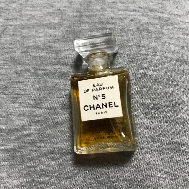 CHANEL(シャネル)のCHANEL N°5  4ml  ミニ香水　箱なし コスメ/美容の香水(香水(女性用))の商品写真