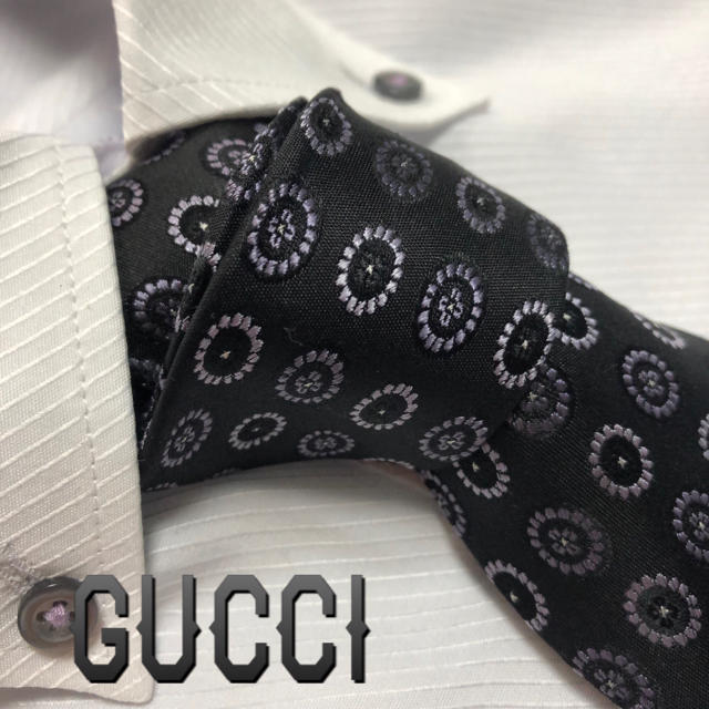 Gucci(グッチ)のグッチ　ネクタイ【未使用に近い】GUCCI  パターン柄　黒系　光沢　やや厚手 メンズのファッション小物(ネクタイ)の商品写真