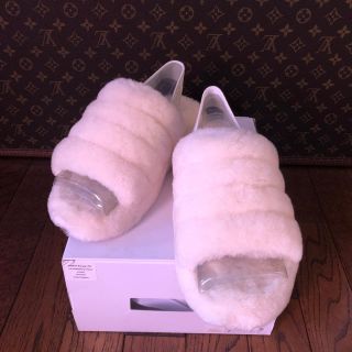 アグ(UGG)のUGG ファーサンダル W FLUFF  レアカラー白‼️7(24㎝)中古美品(サンダル)