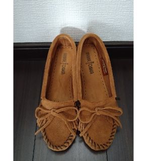 ミネトンカ(Minnetonka)のミネトンカ　モカシン　ブラウン402   22.5〜23.0cm(スリッポン/モカシン)