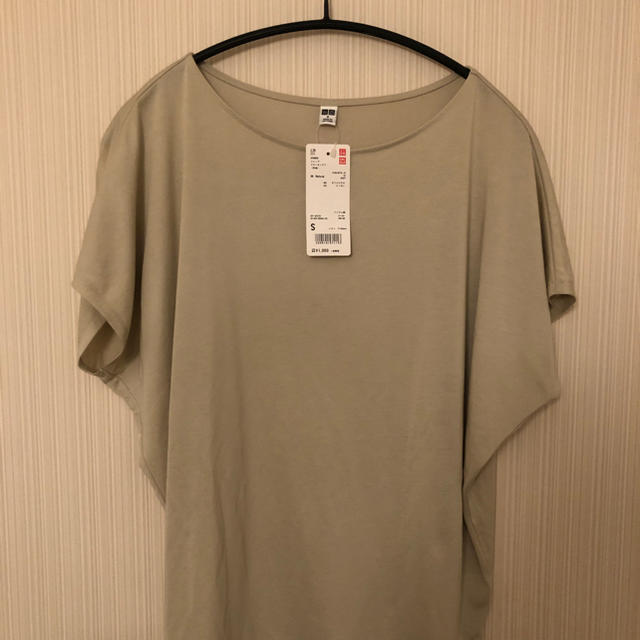 UNIQLO(ユニクロ)の【新品未使用】ドレープクルーネックT ナチュラル　Sサイズ レディースのトップス(Tシャツ(半袖/袖なし))の商品写真