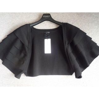 トゥービーシック(TO BE CHIC)の新品　TO BE CHIC　袖フリルかわいいニットボレロ40　黒　29700円(ボレロ)