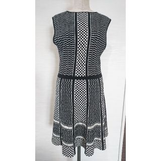 ビーシービージーマックスアズリア(BCBGMAXAZRIA)の超美品 BCBG MAXAZRIA ワンピース フレアタイプ ビーシービージー(ひざ丈ワンピース)