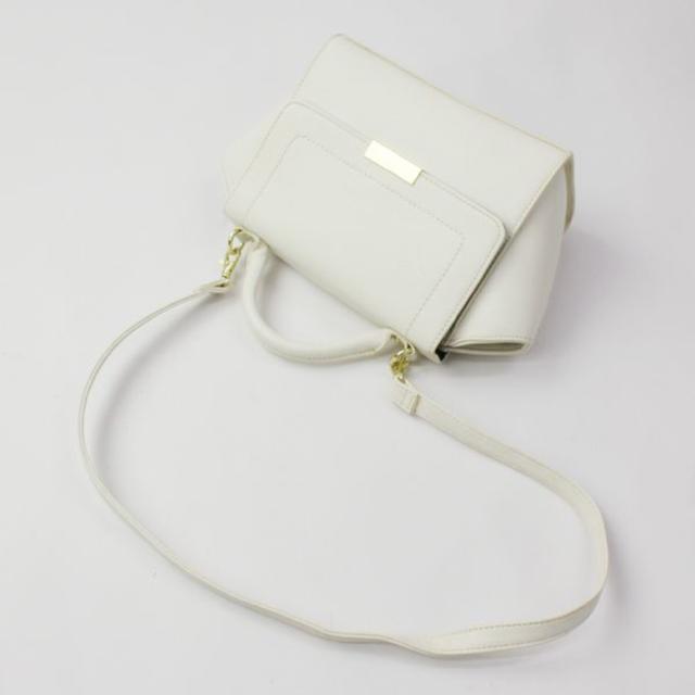 レザーハンドバッグ ショルダーバッグ 2WAY ホワイト×ゴールド金具 レトロ レディースのバッグ(ショルダーバッグ)の商品写真