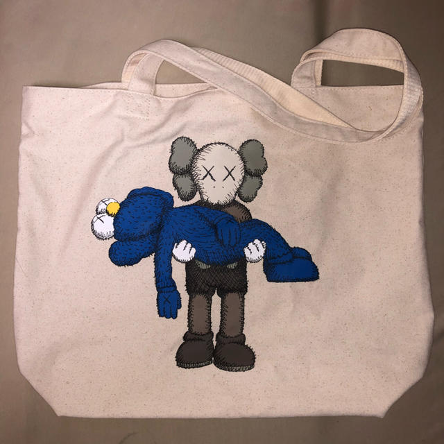 UNIQLO(ユニクロ)のユニクロ × カウズ トートバック UNIQLO × KAWS  メンズのバッグ(トートバッグ)の商品写真