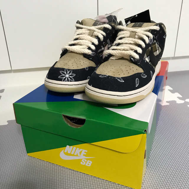 NIKE(ナイキ)のTravis Scott × Nike SB Dunk Low 新品　訳あり メンズの靴/シューズ(スニーカー)の商品写真