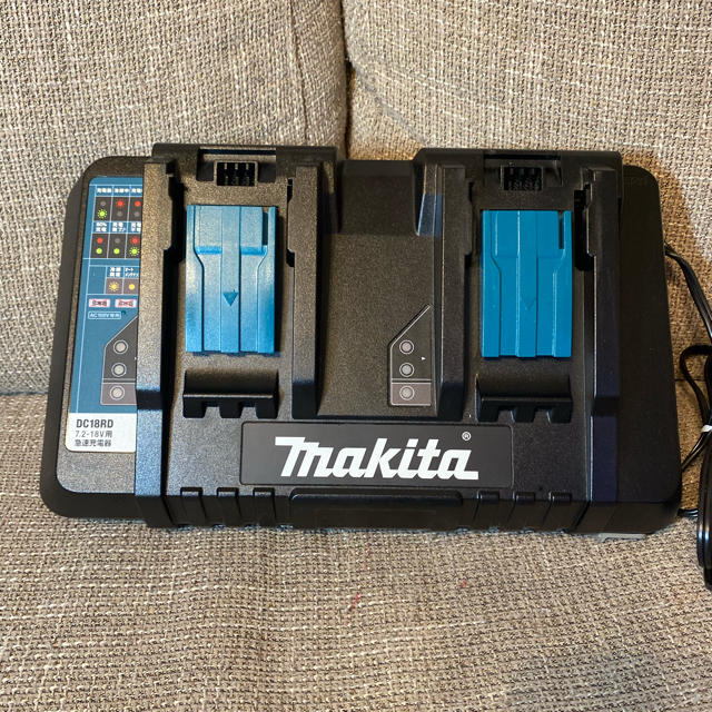 Makita(マキタ)のマキタ純正 2口急速充電器 DC18RD 新品未使用 スポーツ/アウトドアの自転車(工具/メンテナンス)の商品写真