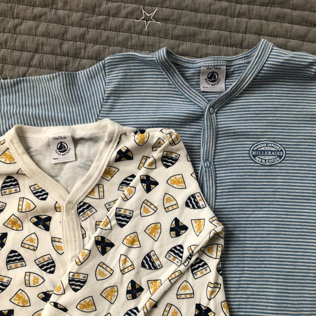 PETIT BATEAU(プチバトー)の【プチバトー】美品　パジャマ長袖ロンパース2枚 キッズ/ベビー/マタニティのベビー服(~85cm)(ロンパース)の商品写真