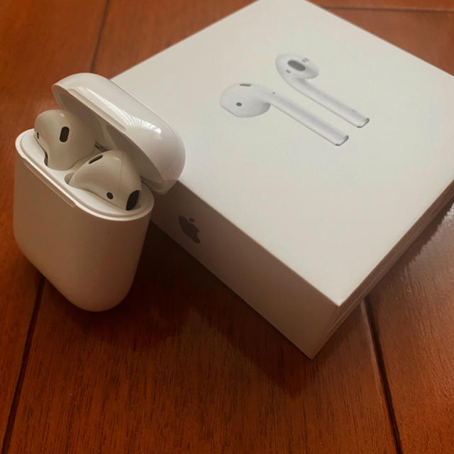 Apple(アップル)のAirPods 第2世代（エアポッド） スマホ/家電/カメラのオーディオ機器(ヘッドフォン/イヤフォン)の商品写真