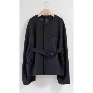 サンシー(SUNSEA)のstein NO COLLAR BELTED JACKET/Black(ノーカラージャケット)