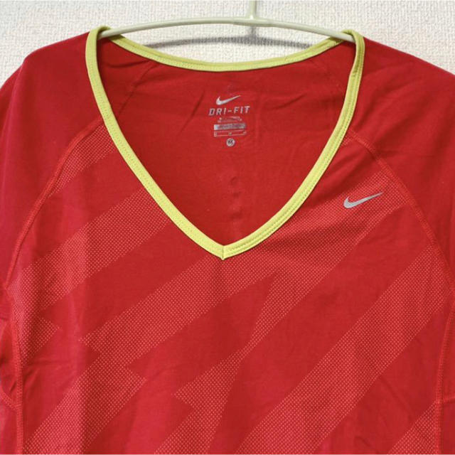 NIKE(ナイキ)のUSED NIKE ピンク　Vネック　ナイキ スポーツ　Mサイズ　DRY-FIT レディースのトップス(Tシャツ(半袖/袖なし))の商品写真