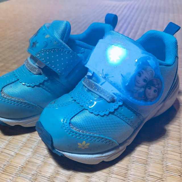 Disney(ディズニー)のアナ雪　光る靴　15センチ キッズ/ベビー/マタニティのキッズ靴/シューズ(15cm~)(スニーカー)の商品写真