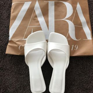 ザラ(ZARA)のZARA. ホワイト　ミュール(サンダル)