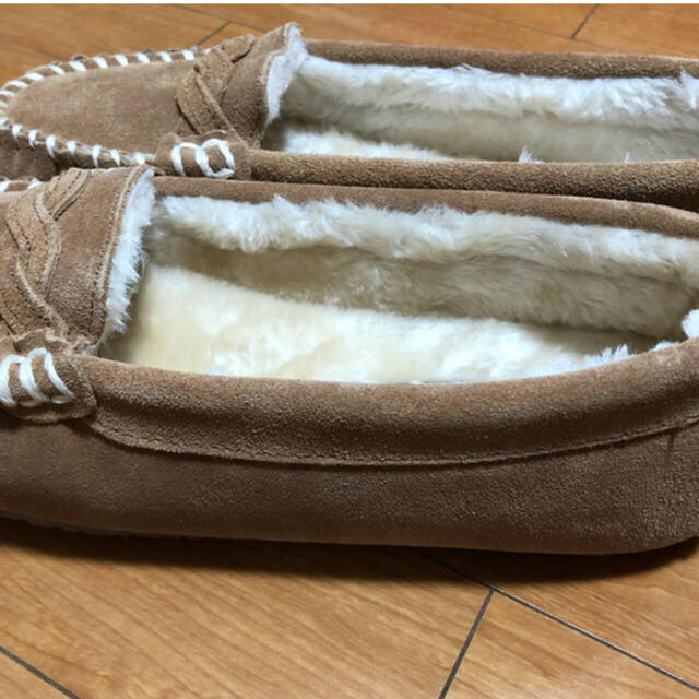 Minnetonka(ミネトンカ)のミネトンカ  モカシン　24.5 25 8 ボア　新品　 レディースの靴/シューズ(スリッポン/モカシン)の商品写真