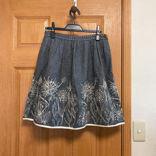 ロイスクレヨン(Lois CRAYON)の花柄刺繍スカート(ひざ丈スカート)