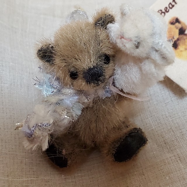 小町さん作品、羊のパペットとマフラーのベア。 18,500円