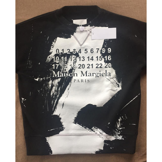 Maison Martin Margiela(マルタンマルジェラ)の黒L新品 メゾン マルジェラ ペイント カレンダーロゴ スウェット ブラック メンズのトップス(スウェット)の商品写真