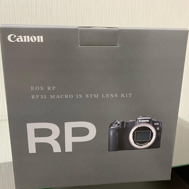 Canon(キヤノン)のEOS RP RF35 MACRO レンズキット スマホ/家電/カメラのカメラ(ミラーレス一眼)の商品写真