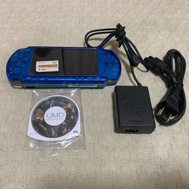 PlayStation Portable(プレイステーションポータブル)の【中古】PSP ブルー＋モンスターハンターポータブル3 エンタメ/ホビーのゲームソフト/ゲーム機本体(携帯用ゲームソフト)の商品写真