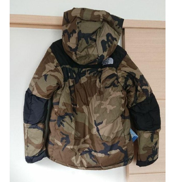 THE NORTH FACE(ザノースフェイス)の新品　未使用　ノースフェイス バルトロライトジャケット ウッドランドカモ　S メンズのジャケット/アウター(ダウンジャケット)の商品写真