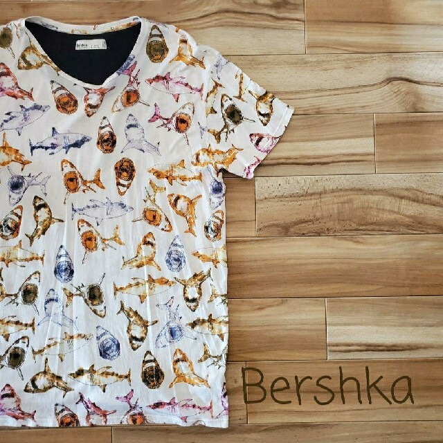Bershka(ベルシュカ)のBershka オウム総柄 Tシャツ メンズのトップス(Tシャツ/カットソー(半袖/袖なし))の商品写真