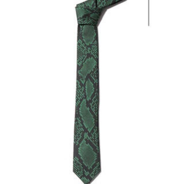JOHN LAWRENCE SULLIVAN(ジョンローレンスサリバン)のジョンローレンスサリバン 19aw パイソン ネクタイ 緑 メンズのファッション小物(ネクタイ)の商品写真