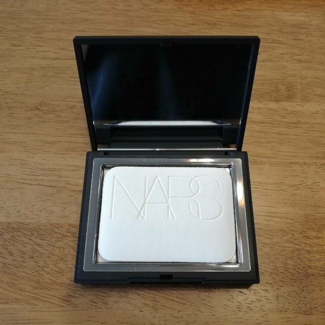 NARS(ナーズ)のNARSナーズライトリフレクティングセッティングパウダープレスト コスメ/美容のベースメイク/化粧品(フェイスパウダー)の商品写真