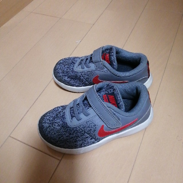 NIKE(ナイキ)のナイキ　スニーカー　グレー　１６センチ　　NIKE キッズ/ベビー/マタニティのキッズ靴/シューズ(15cm~)(スニーカー)の商品写真