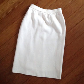 イヴサンローランボーテ(Yves Saint Laurent Beaute)のYSL オフホワイトスカート(ひざ丈スカート)