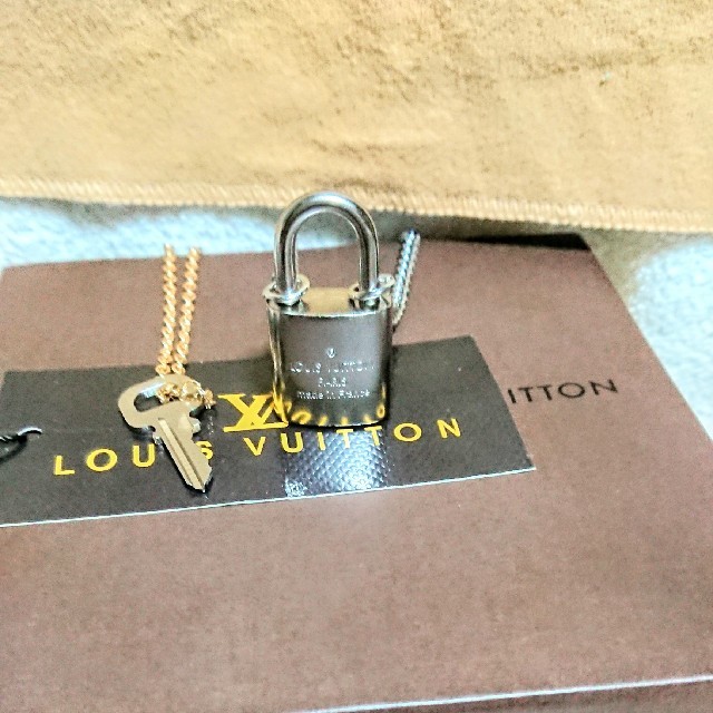 LOUIS VUITTON(ルイヴィトン)のルイヴィトン シルバー カデナ南京錠、鍵付き！ メンズのアクセサリー(ネックレス)の商品写真