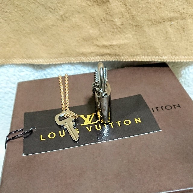 LOUIS VUITTON(ルイヴィトン)のルイヴィトン シルバー カデナ南京錠、鍵付き！ メンズのアクセサリー(ネックレス)の商品写真