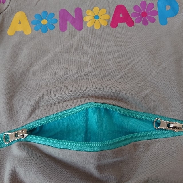 ANAP Kids(アナップキッズ)の長袖 Tシャツ パーカー 90サイズ キッズ/ベビー/マタニティのキッズ服女の子用(90cm~)(Tシャツ/カットソー)の商品写真