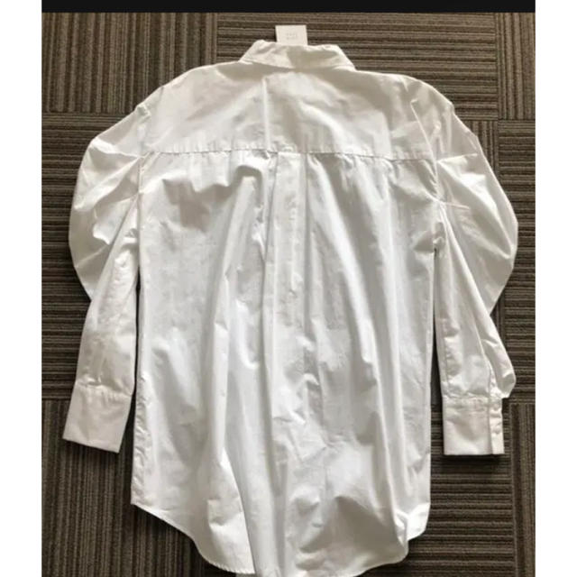 ZARA(ザラ)の新品未使用　ボリュームスリーブ　お袖が大人可愛い白シャツ ブラウス レディースのトップス(シャツ/ブラウス(長袖/七分))の商品写真
