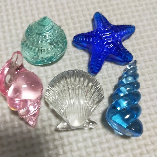 キラキラアクリル貝殻 ハンドメイドのハンドメイド その他(その他)の商品写真