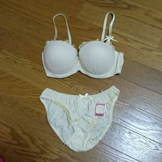 チュチュアンナ(tutuanna)のかな様専用✩イエローのストライプ(ブラ&ショーツセット)