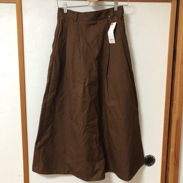 GU(ジーユー)のタグ付き　チノフレアスカート レディースのスカート(ロングスカート)の商品写真