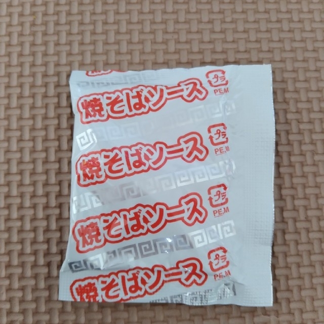 焼きそばソース粉末 ソース味35袋　おまけ付き 食品/飲料/酒の食品(調味料)の商品写真