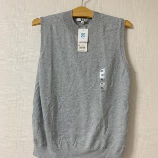 ユニクロ(UNIQLO)のUNIQLO ノースリーブ　セーター　グレー XＬ(ニット/セーター)