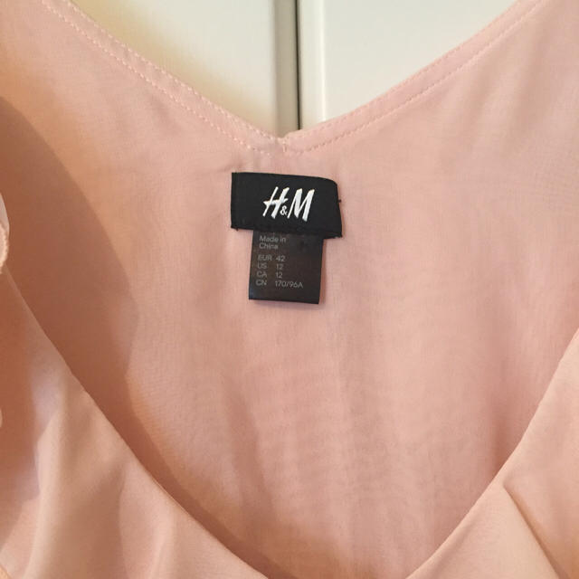 H&M(エイチアンドエム)のピンクワンピース H&M レディースのワンピース(ひざ丈ワンピース)の商品写真