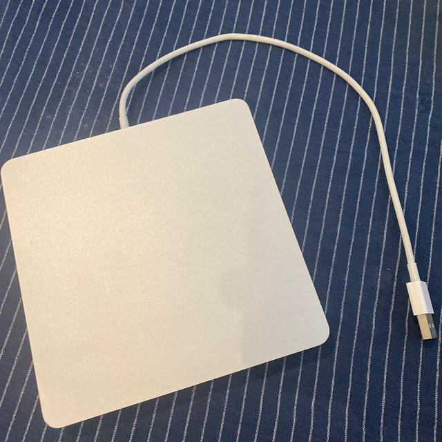 Apple(アップル)のApple 純正 USB SuperDrive A1379 スマホ/家電/カメラのPC/タブレット(PC周辺機器)の商品写真