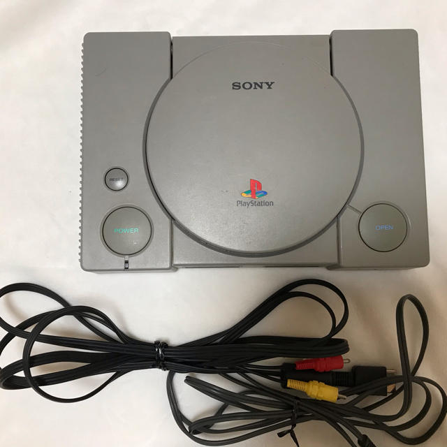 PlayStation(プレイステーション)のPS1 プレイステーション1 本体とケーブルのみ コントローラーなし エンタメ/ホビーのゲームソフト/ゲーム機本体(家庭用ゲーム機本体)の商品写真