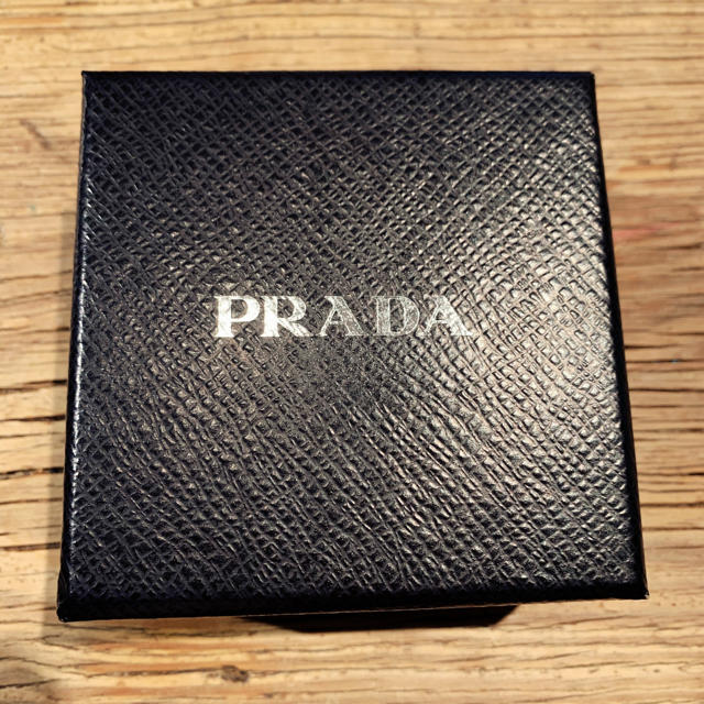 PRADA(プラダ)のプラダ　PRADA ブレスレット　ブラックレザー　ゴールド レディースのアクセサリー(ブレスレット/バングル)の商品写真