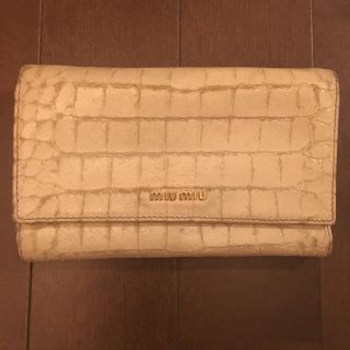 ミュウミュウ(miumiu)のmiumiu クロコ型押し 三つ折り財布(財布)