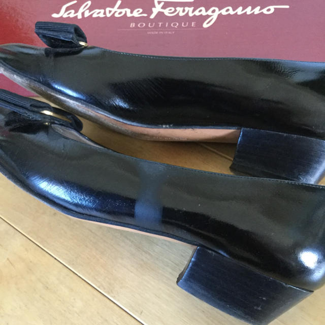 Ferragamo(フェラガモ)のフェラガモ　靴　ヴァラ　エナメル　黒 レディースの靴/シューズ(ハイヒール/パンプス)の商品写真