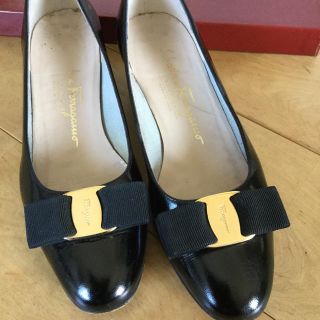 フェラガモ(Ferragamo)のフェラガモ　靴　ヴァラ　エナメル　黒(ハイヒール/パンプス)