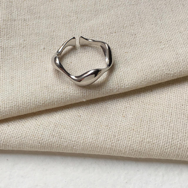 【新作・送料無料】ウェーブリング　シルバー　925 レディースのアクセサリー(リング(指輪))の商品写真