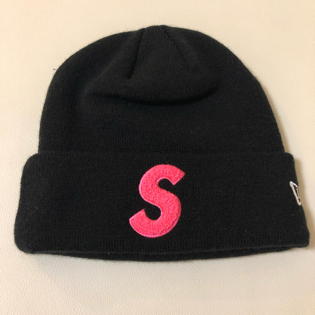Supreme(シュプリーム)のsupreme sロゴ　ビーニー メンズの帽子(ニット帽/ビーニー)の商品写真