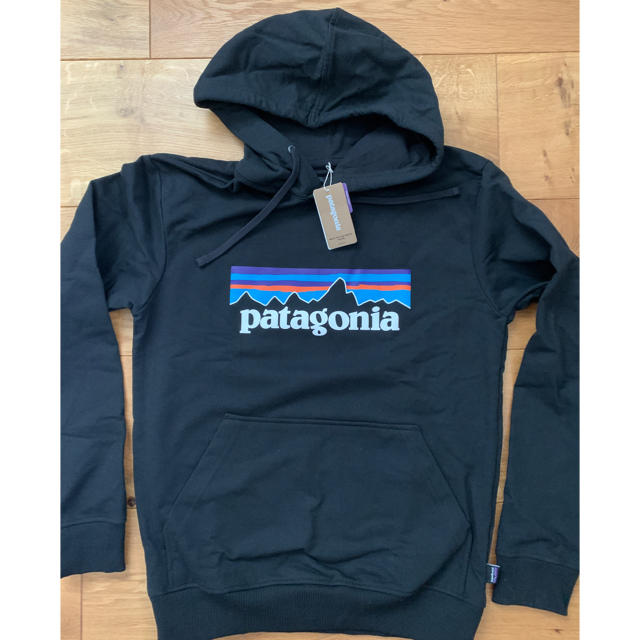 patagonia(パタゴニア)の【新品】パタゴニア P-6 ロゴ アップライザル フーディ ブラック xs  メンズのトップス(パーカー)の商品写真