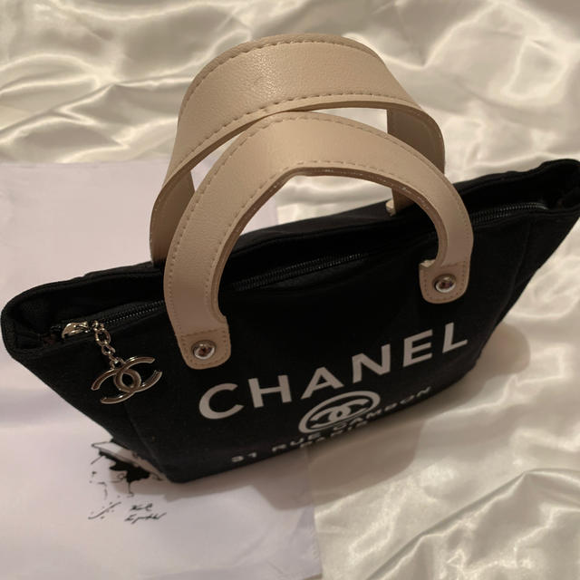 CHANEL(シャネル)のあ様専用　CHANEL ノベルティミニバッグ レディースのバッグ(ハンドバッグ)の商品写真